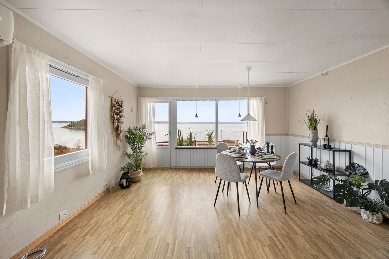 Vindusflatene lar den vakre utsikten stå i fokus! Galleribilde