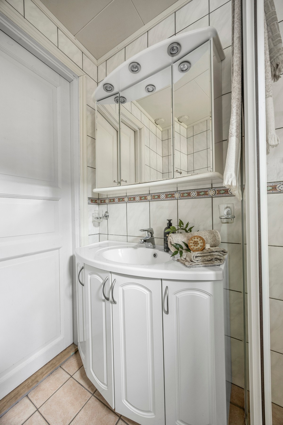 Utstyrt med servantskap, toalett, dusj og opplegg for vaskemaskin Galleribilde