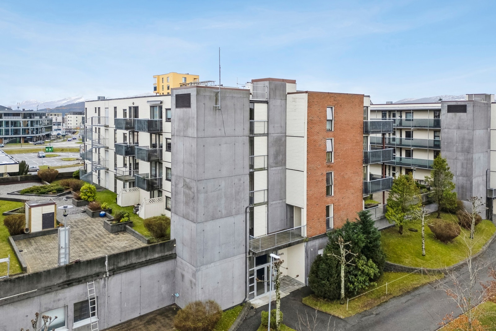 Her har du adkomst til AMFI Moa kjøpesenter via parkeringsanlegget. Området byr på et bredt utvalg av butikker, dagligvareforretninger, apotek, legekontor, hyggelige kaféer, restauranter, bussterminal, kino, treningssenter og flotte turområder. Galleribilde
