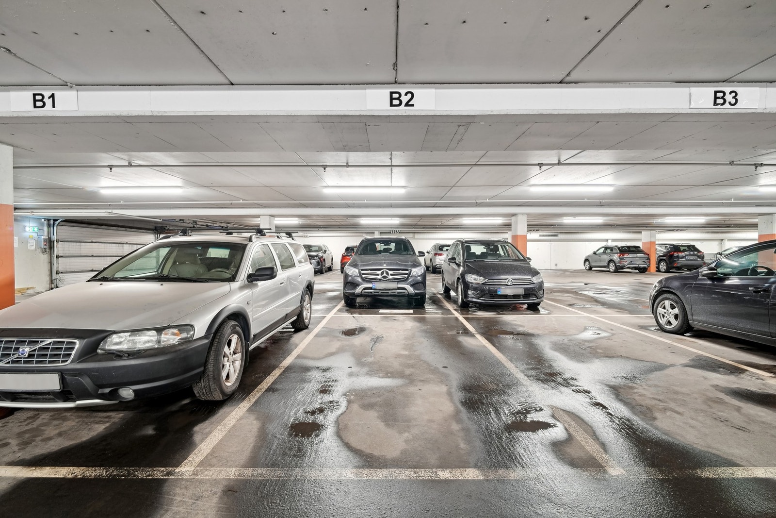 Borettslaget disponerer over et parkeringsanlegg med plasser som kan leies etter ansiennitet. Det er mulig å søke om plass. Galleribilde