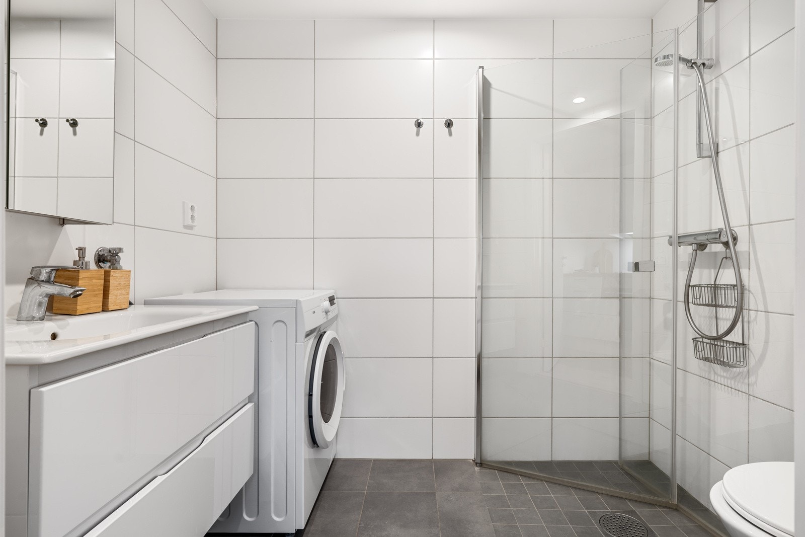 Badet er utført med lekre fliser på vegger og gulv. Galleribilde