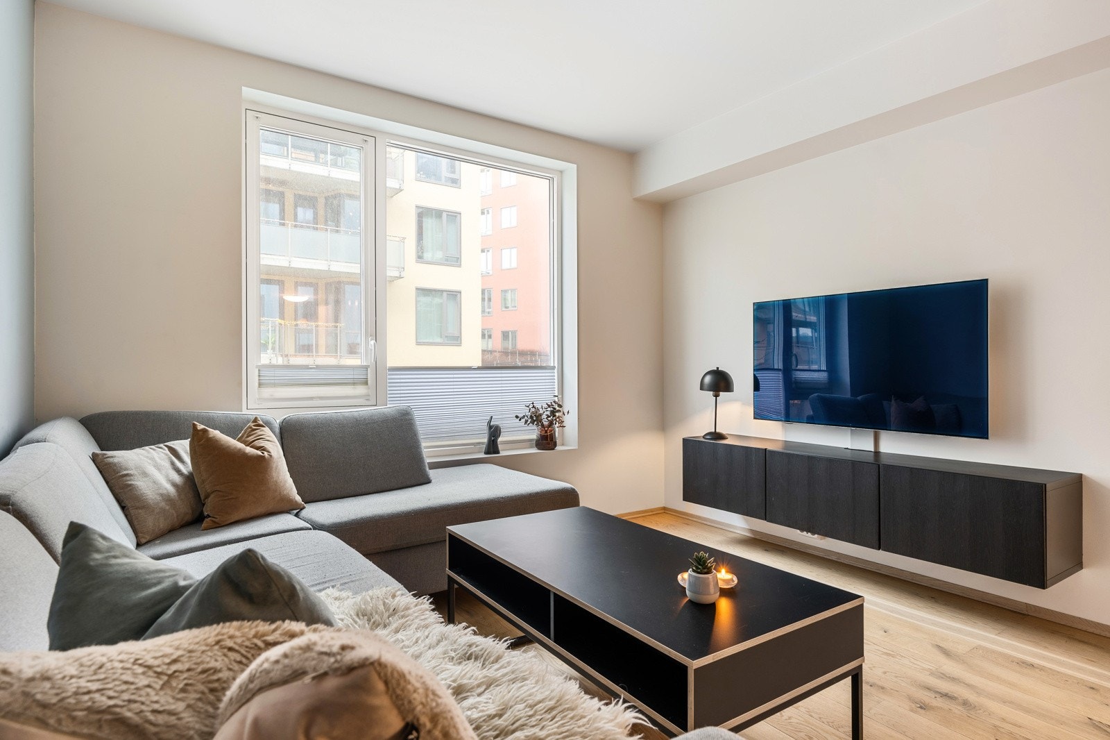 Leiligheten varmes opp via fjernvarme, som skaper rimelige og forutsigbare bokostnader gjennom alle årstider. Selger opplyser om et årlig strømforbruk på ca. 2 239 kWh. Galleribilde