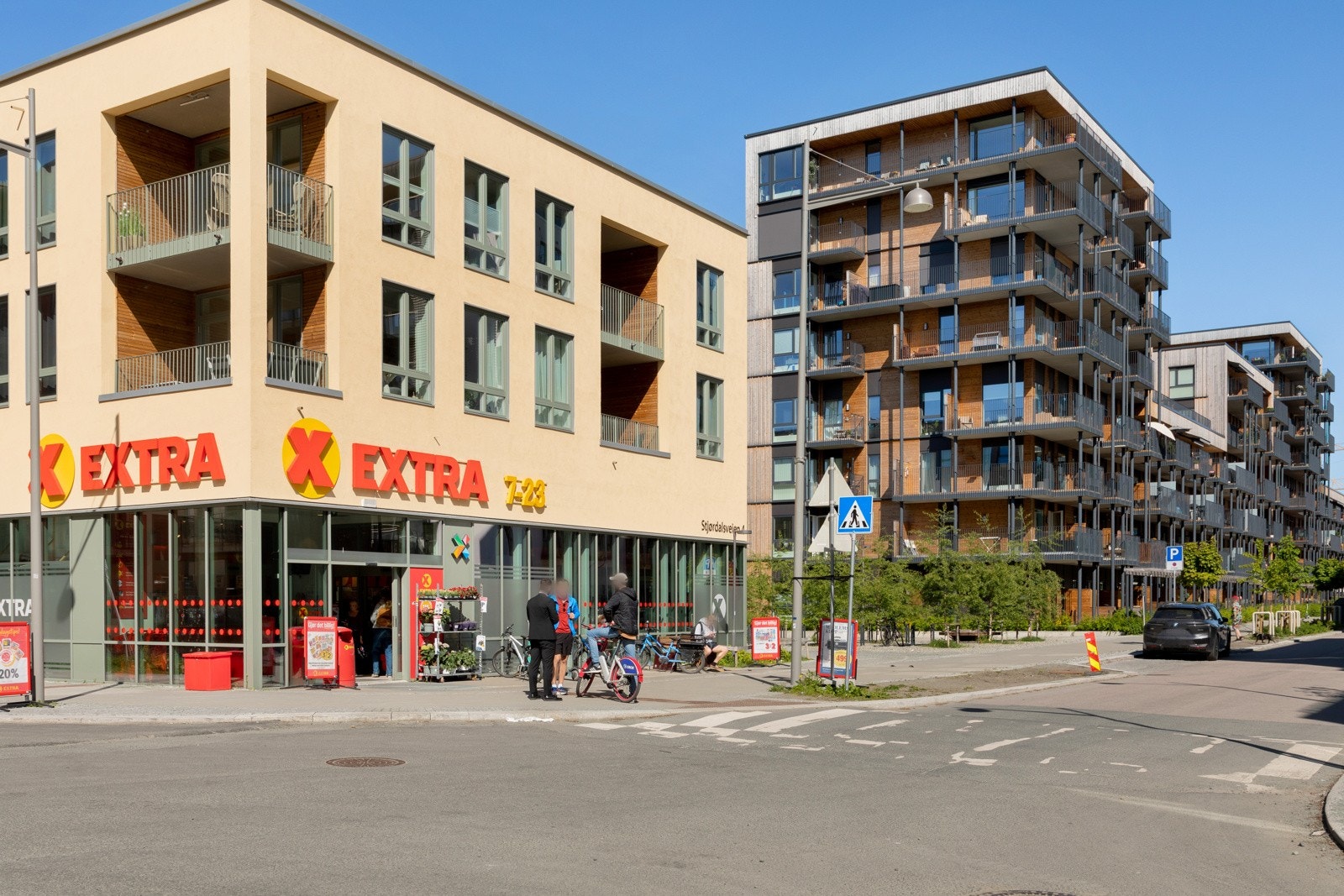 Det er flere dagligvarebutikker i umiddelbar nærhet, blant annet Coop Extra og Kiwi, som ligger rett ved leiligheten. Galleribilde