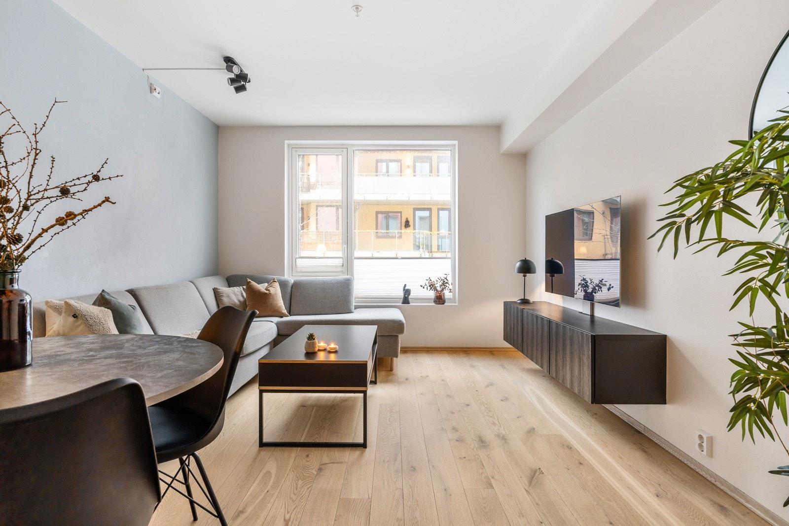 I denne moderne leiligheten på Lilleby kan du bo i mange år uten å måtte tenke på oppussing. Leiligheten ble oppført i 2022 og holder en moderne standard med TG0/TG1 på alle punkt. Galleribilde