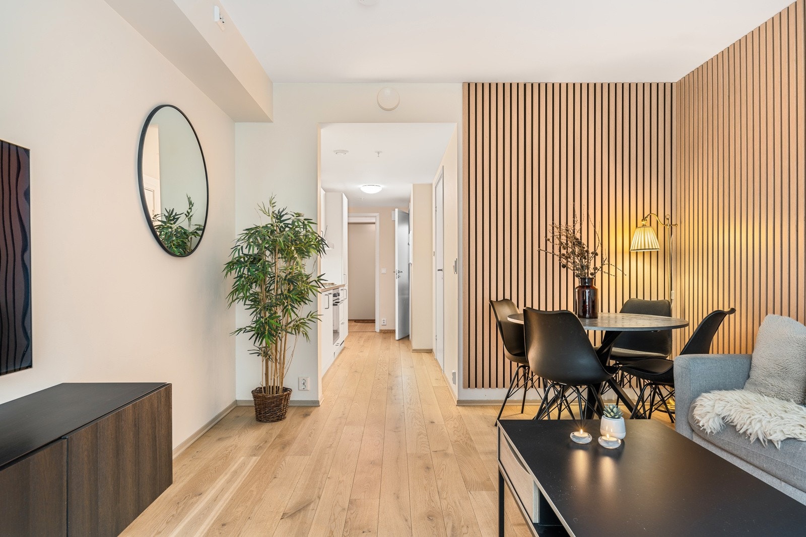 Entréen glir videre over i stue- og kjøkkendel, som totalt utgjør et areal på 23,3 kvm. Galleribilde