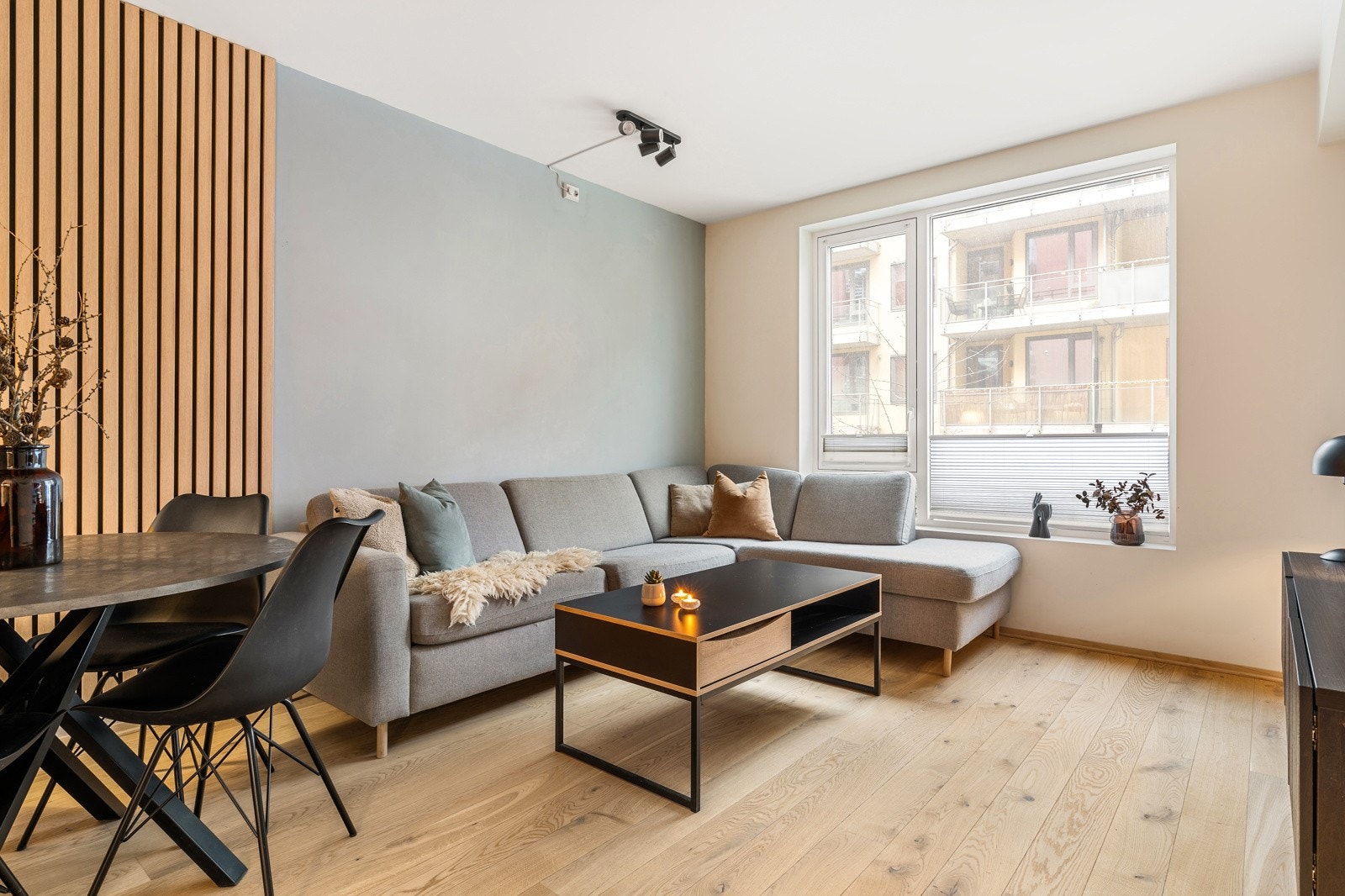 Leiligheten har et gjennomgående og slitesterkt 1-stavs eikeparkettgulv. Galleribilde