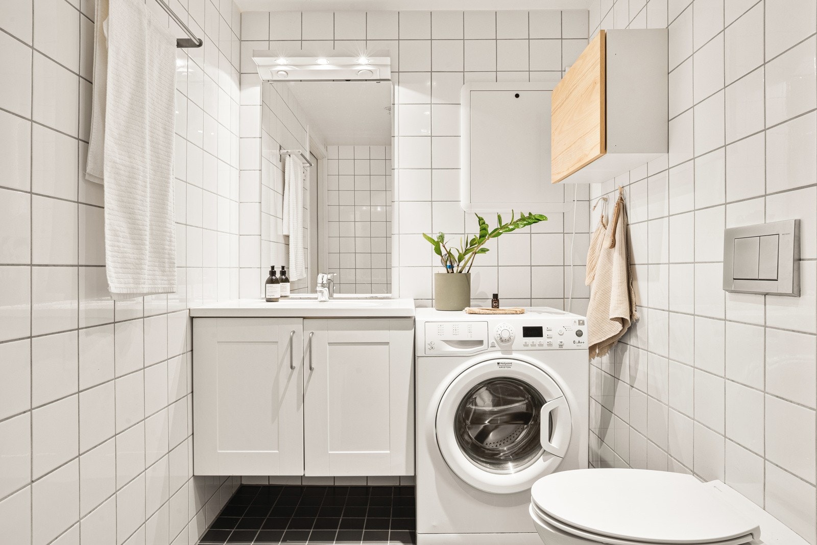 Badet er innredet med servant, opplegg for vaskemaskin, vegghengt toalett og dusj hjørne. Rommet er på 4,7 kvm og har god plass til oppbevaring i skuffer og skap. Galleribilde