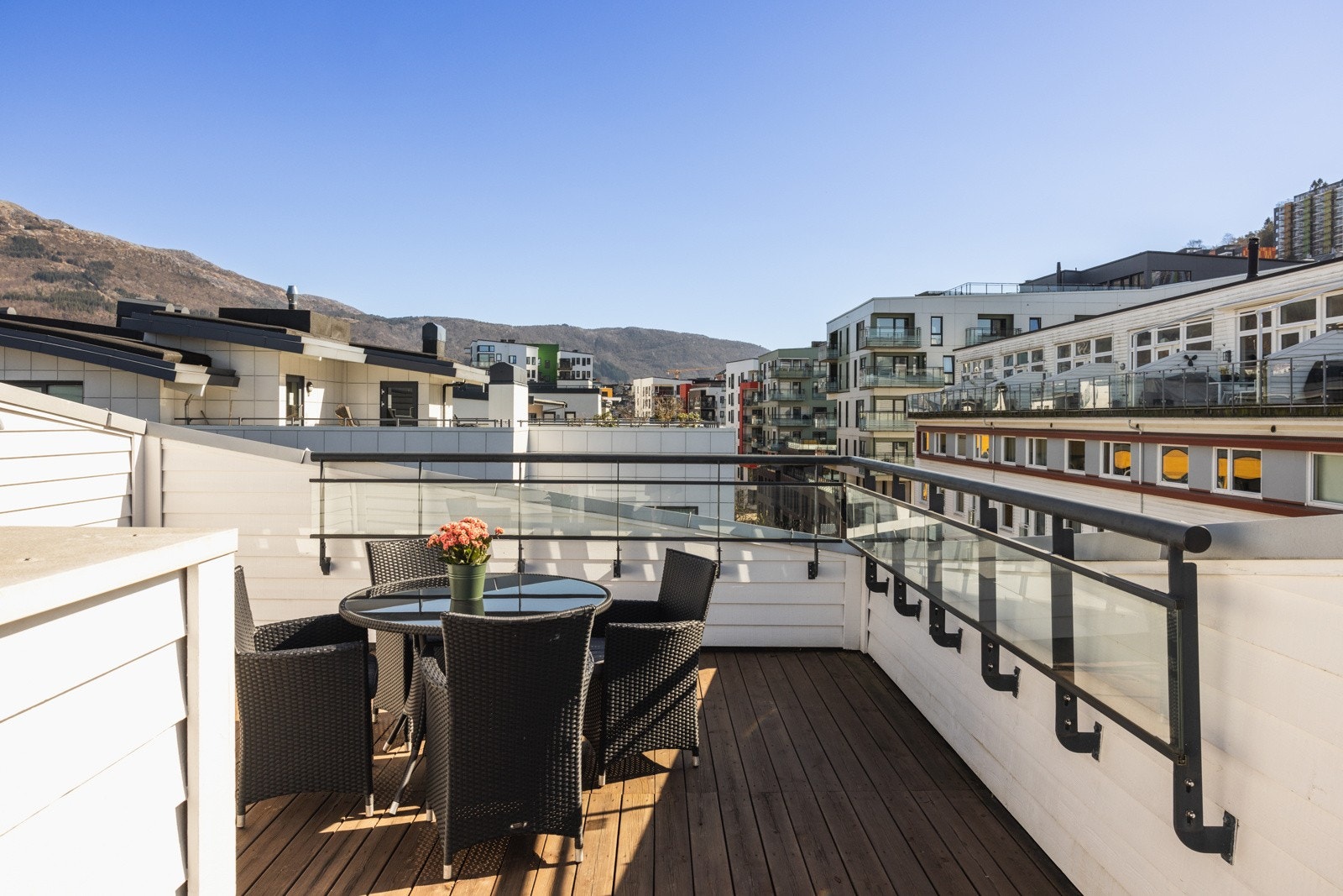 Borettslaget har også en 2.stk fellestakterrasse som har sol hele dagen! Galleribilde