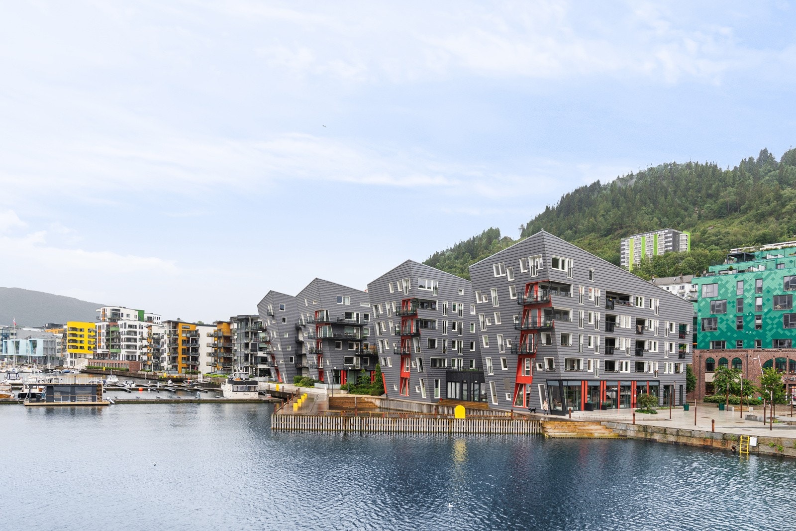 Leiligheten ligger fint til i byggets 5.etasje helt nede med vannkanten. Galleribilde