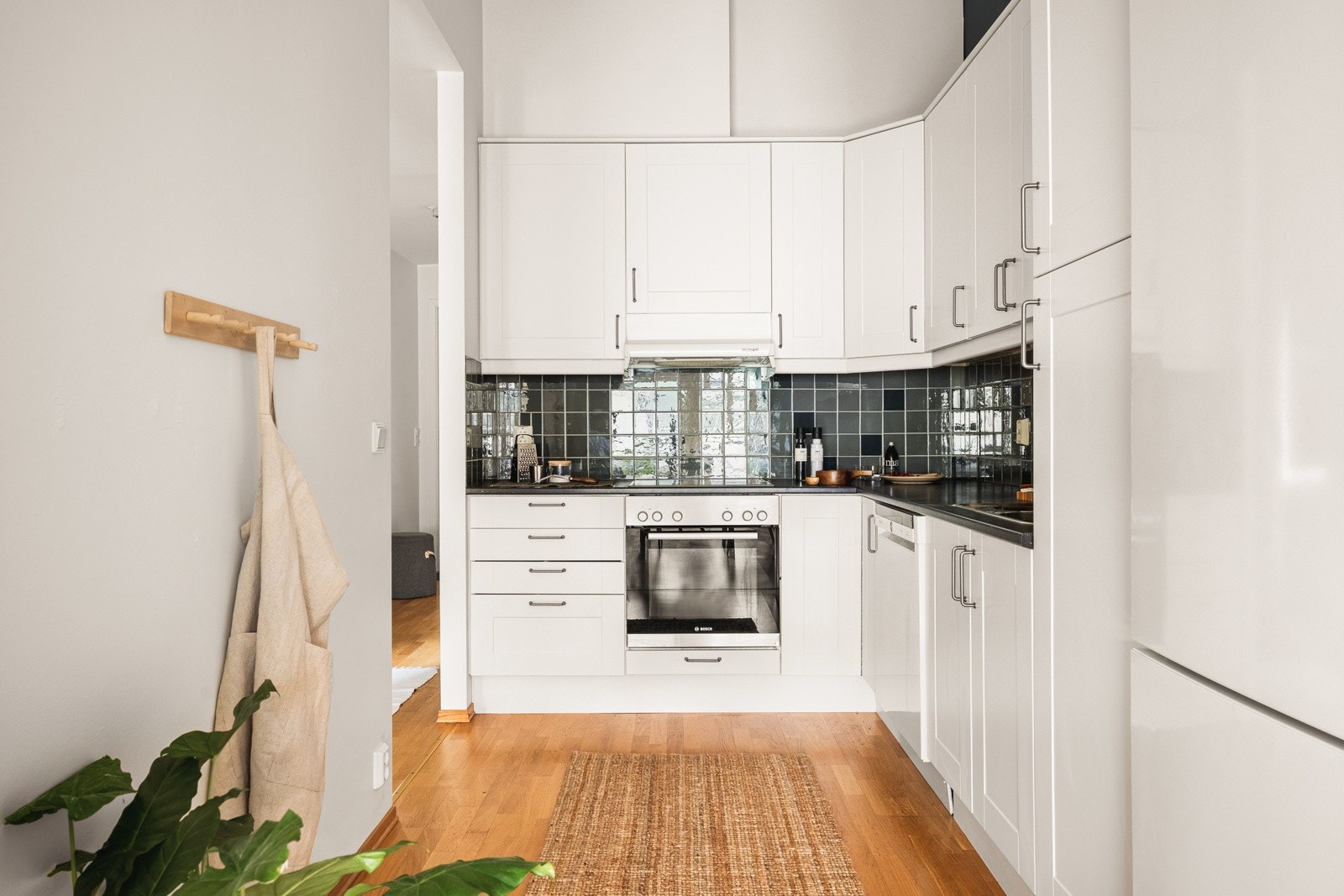 Rommet er 7,3 kvm og har god skap- og benkeplass og alt ligger til rette for å stelle i stand de herligste måltider. Galleribilde