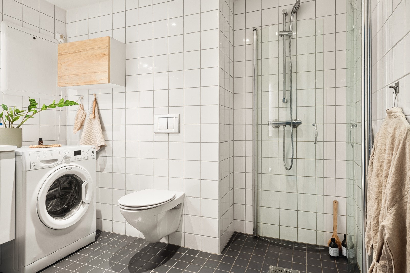 Badet er helfliset og har en slett malt himling med innfelte downlights i himling og vannbåren gulvvarme. Galleribilde