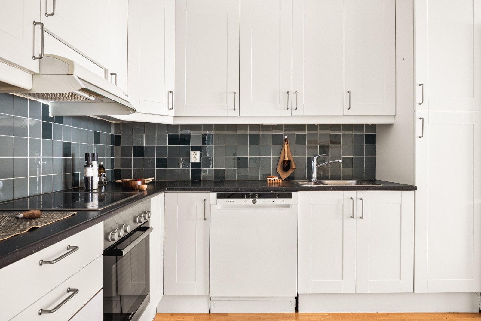 Av integrerte hvitevarer har du stekeovn, platetopp og ventilator. Galleribilde