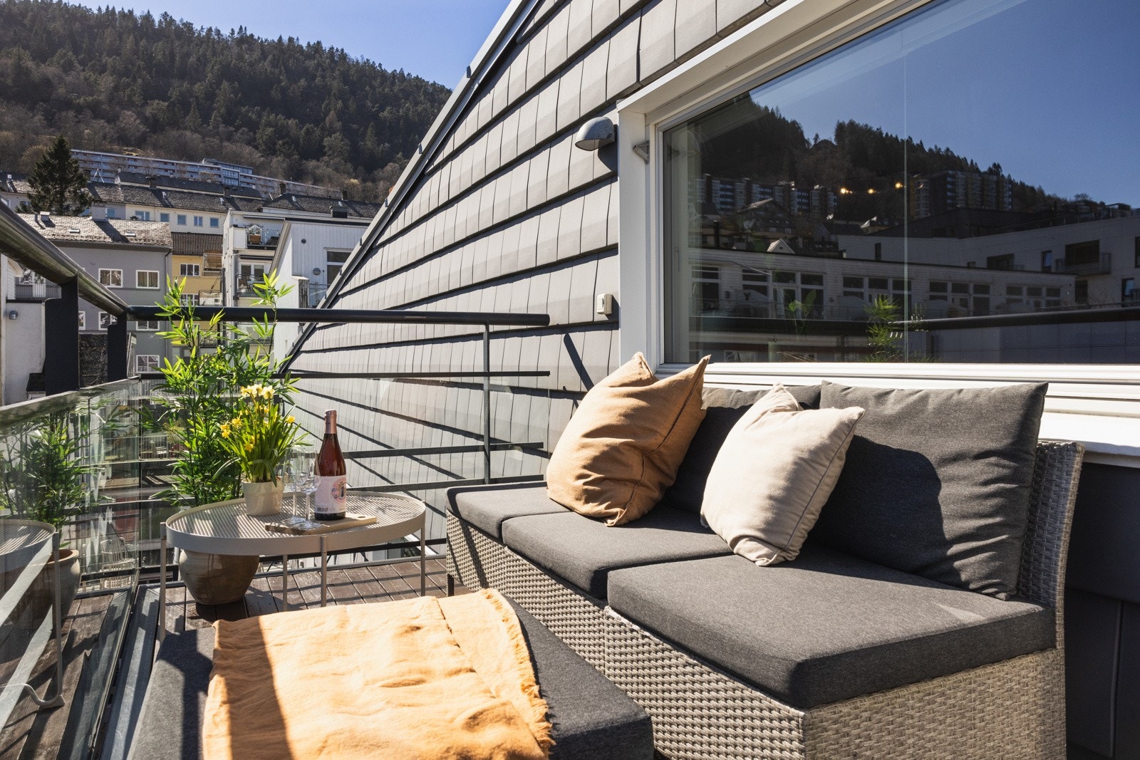 Her har du plass til en stor sittegruppe, grill, solstoler og det du måtte ønske av utemøbler. Balkongen er en fin forlengelse av stuen og blir et ekstra oppholdsrom når solen skinner i Bergen. Galleribilde