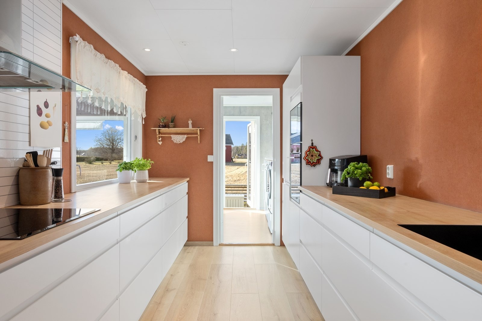 Kjøkken og vaskerom som har utgang til terrassen. Galleribilde