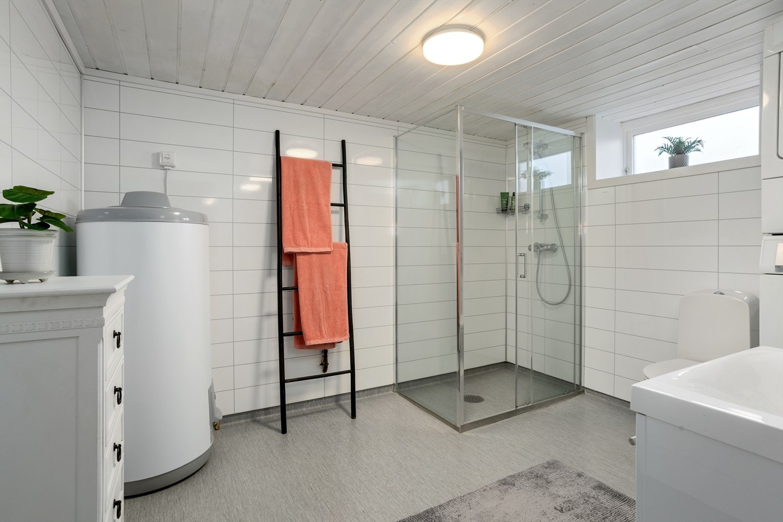 Bad i kjelleretasjen Galleribilde