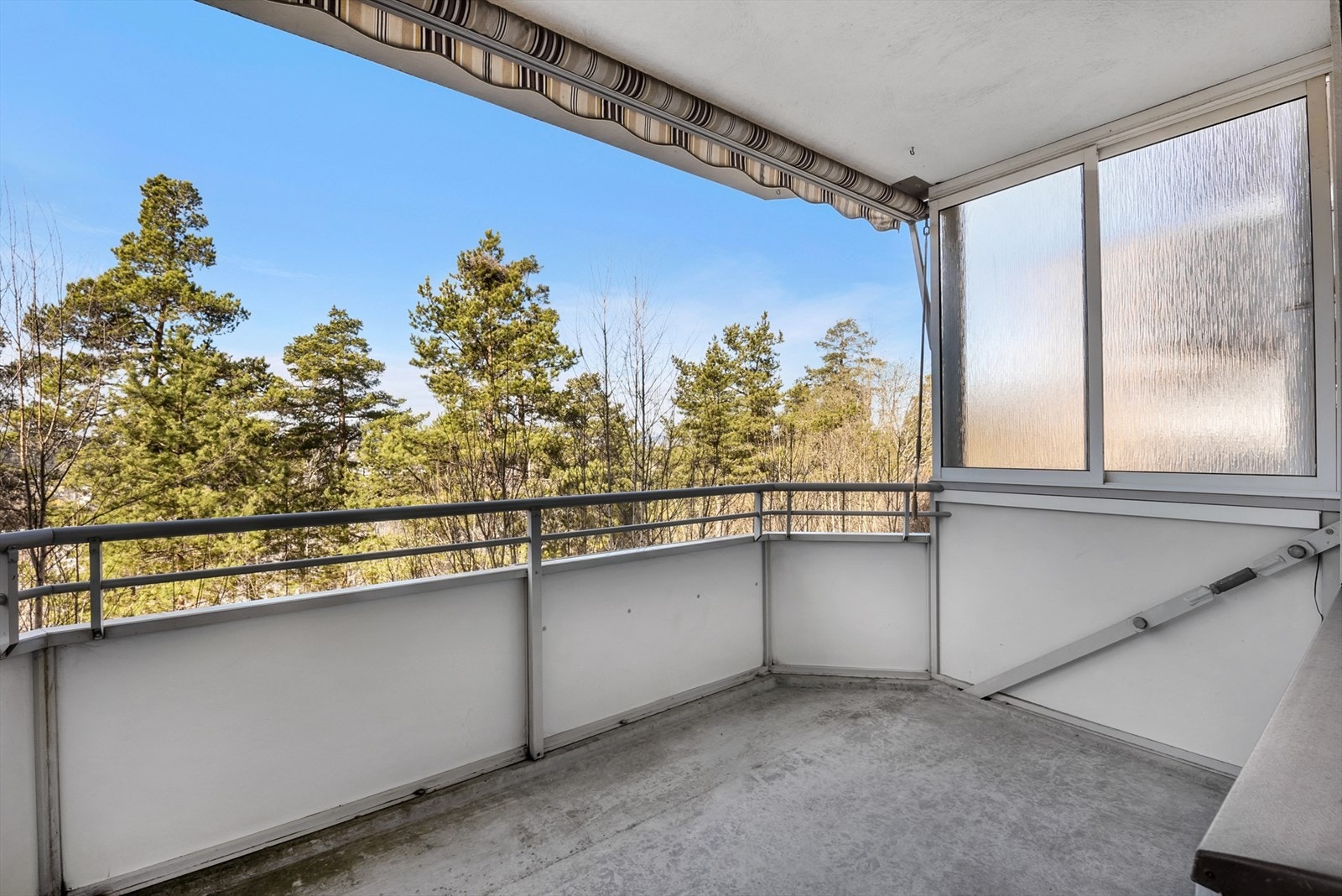 Fra stuen er det utgang til en hyggelig vestvendt balkong på 7 kvm. med strømuttak, markise og pent utsyn. Galleribilde