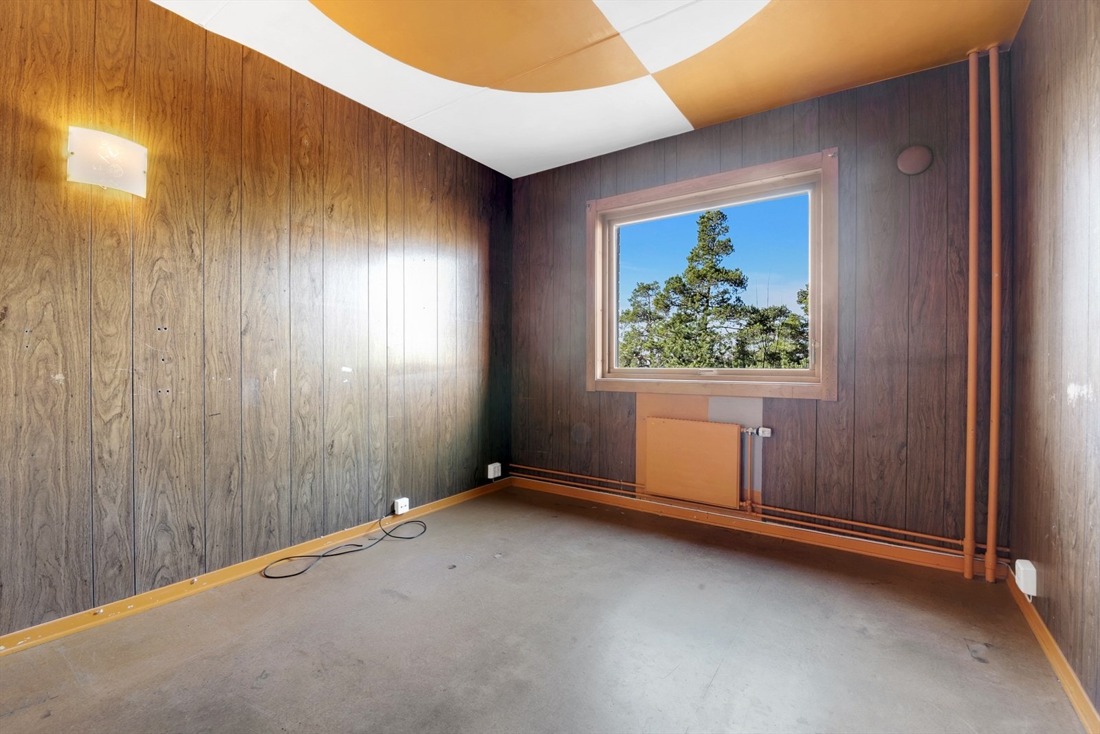 Soverom 2 med belegg på gulv, tynnpanel på vegger og malt tak. Originalt plassbygd garderobeskap. Galleribilde