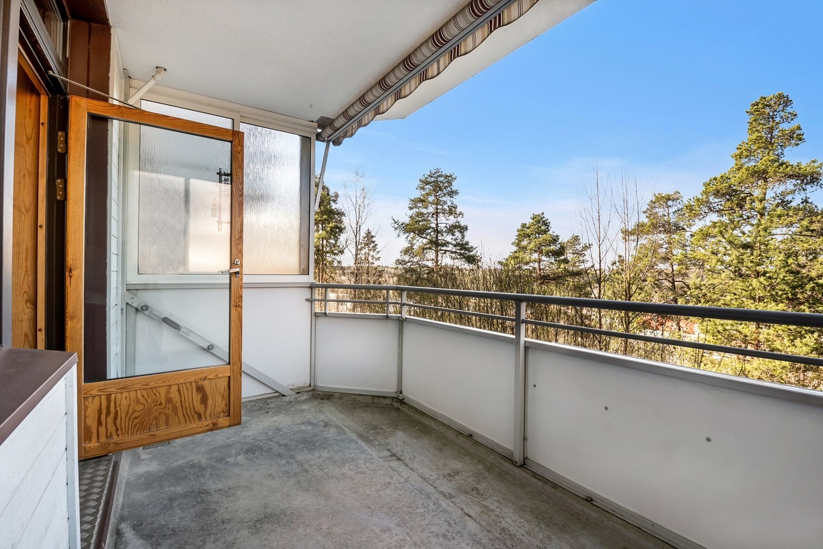 Fra stuen er det utgang til en hyggelig vestvendt balkong på 7 kvm. med strømuttak, markise og pent utsyn. Galleribilde