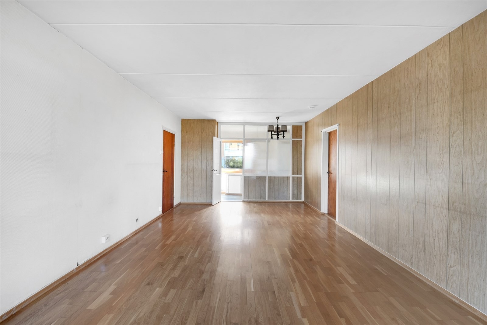 Romslig stue med parkett på gulv, tynnpanel på vegger og malt tak. Fra stuen er det utgang til en hyggelig vestvendt balkong på 7 kvm. Galleribilde