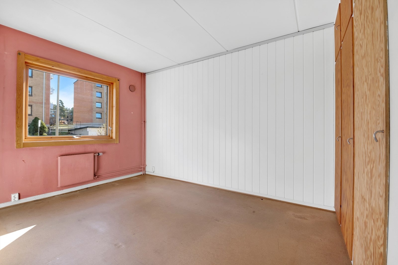 Soverom 1 med belegg på gulv, malt tapet og malt panel på vegger, malt tak. Originale plassbygde garderobeskap. Galleribilde