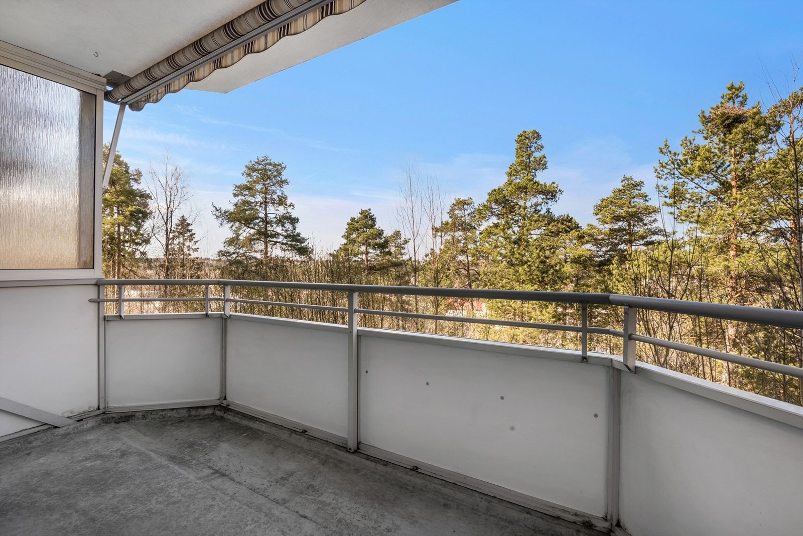 Fra stuen er det utgang til en hyggelig vestvendt balkong på 7 kvm. med strømuttak, markise og pent utsyn. Galleribilde