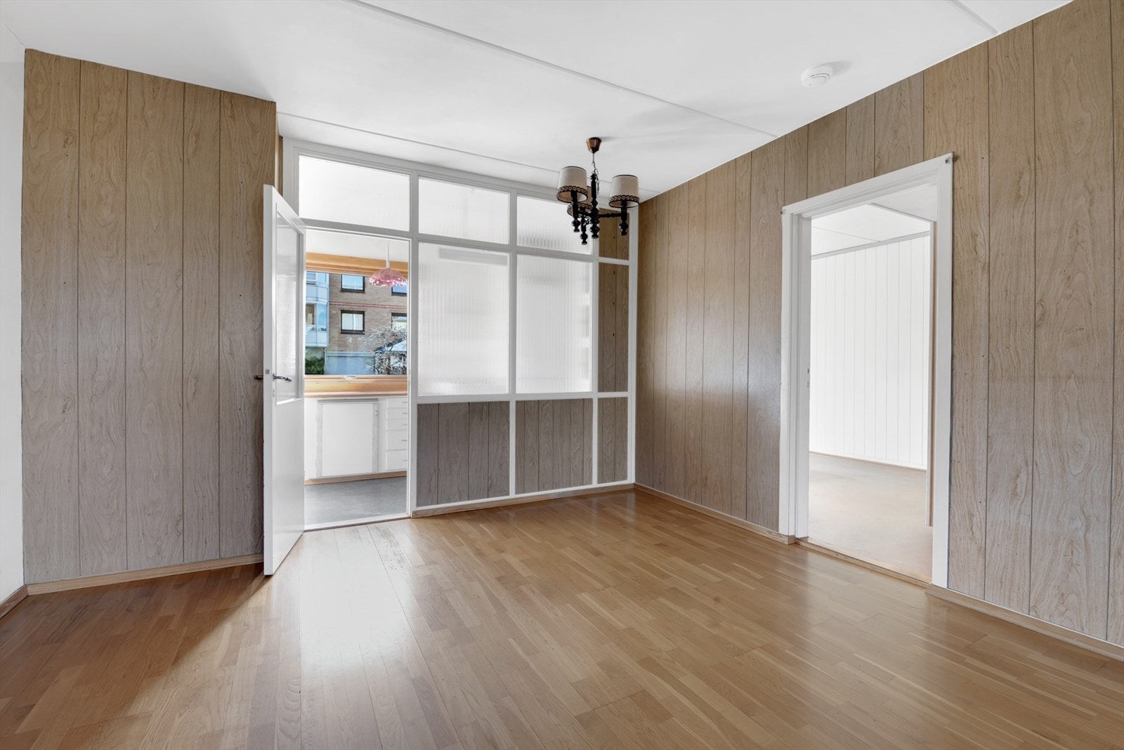 Romslig stue med parkett på gulv, tynnpanel på vegger og malt tak. Fra stuen er det utgang til en hyggelig vestvendt balkong på 7 kvm. Galleribilde