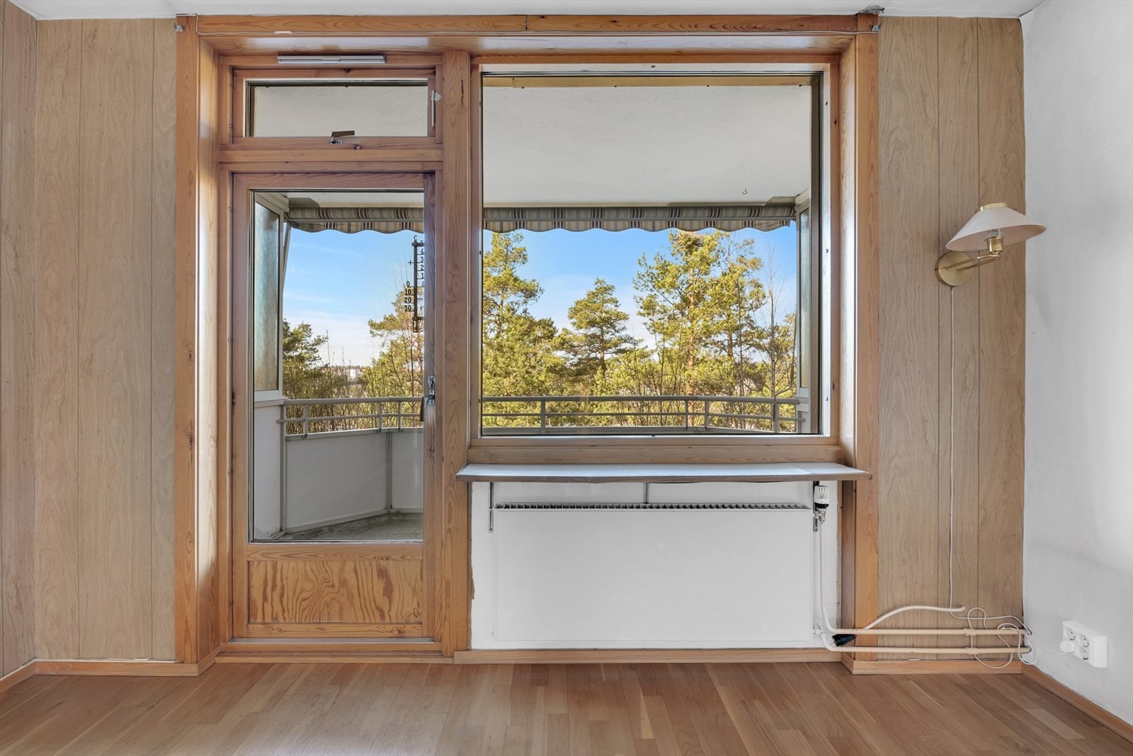 Romslig stue med parkett på gulv, tynnpanel på vegger og malt tak. Fra stuen er det utgang til en hyggelig vestvendt balkong på 7 kvm. Galleribilde