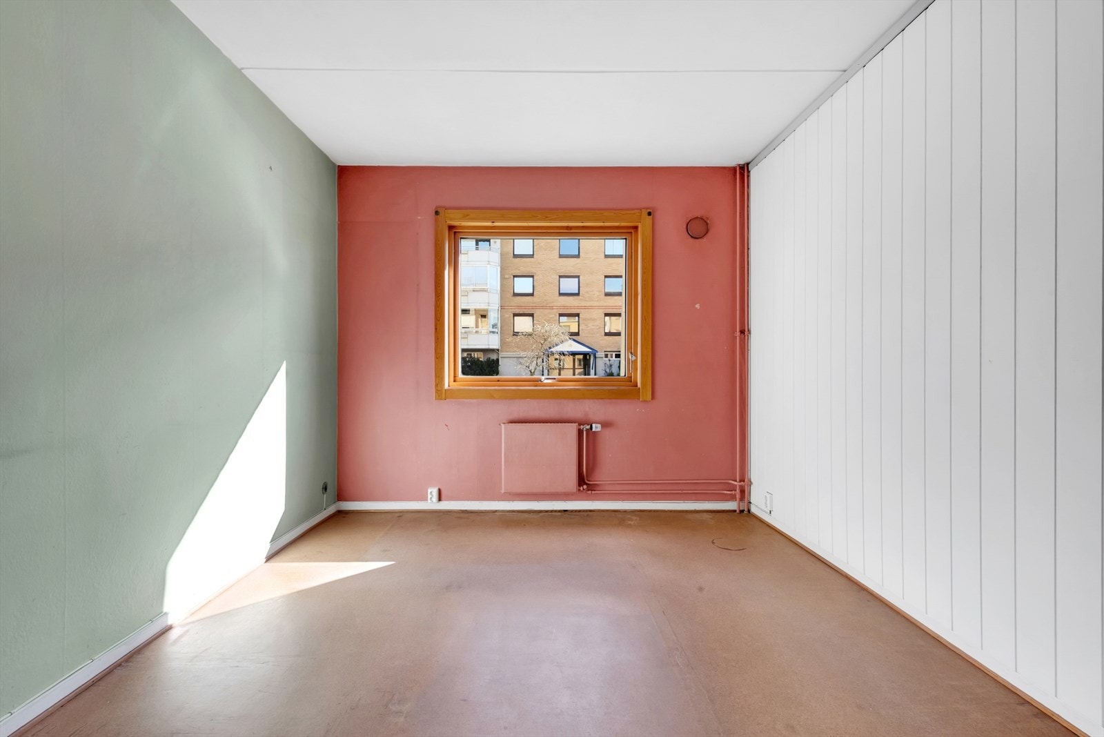 Soverom 1 med belegg på gulv, malt tapet og malt panel på vegger, malt tak. Originale plassbygde garderobeskap. Galleribilde