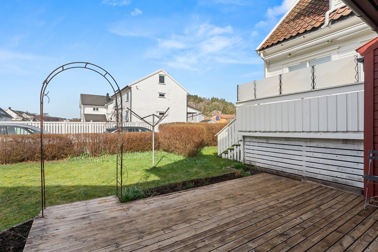 Vestvendt og solrik platting omkranset av fine bed Galleribilde