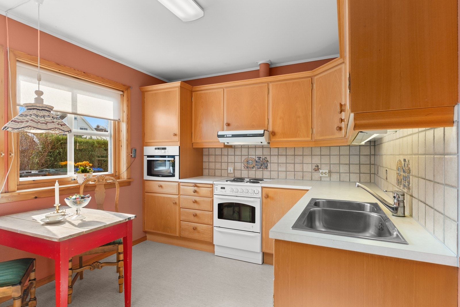 Kjøkkenet har godt med skapplass og gode arbeidsflater - lys rom med store vindusflater Galleribilde