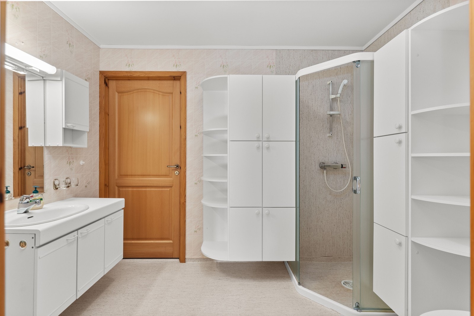 Her er det innredet med dusjnisje og godt med skap for oppbevaring Galleribilde