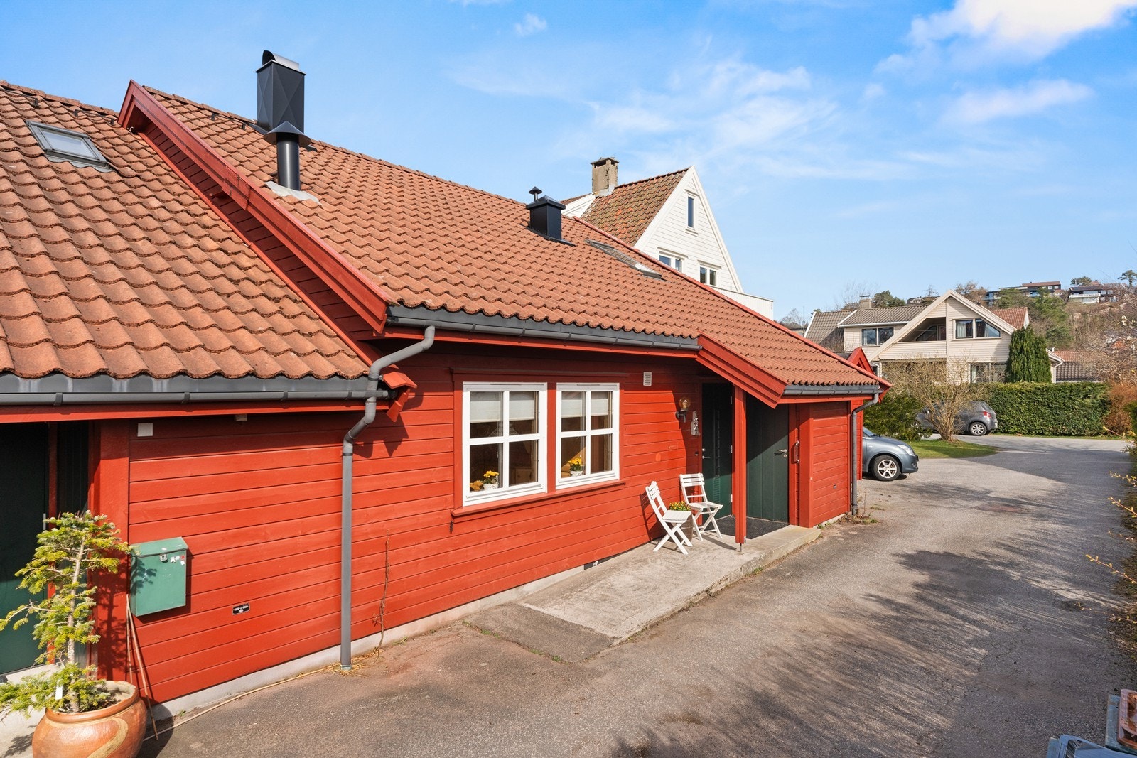 Koselig plass ved inngangspartiet hvor en kan nyte morgensolen Galleribilde