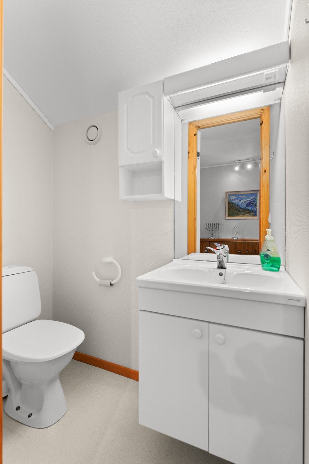 Praktisk med toalettrom i 2. etg - like ved soverommene Galleribilde