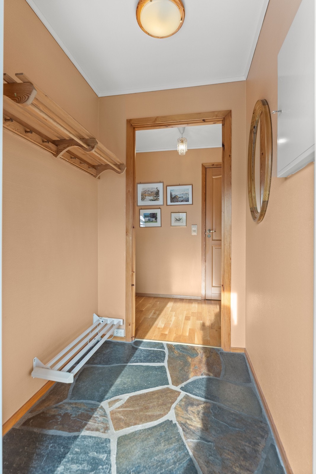 Vindfanget er innredet med skotørker og hylller for oppbevaring av yttertøy Galleribilde