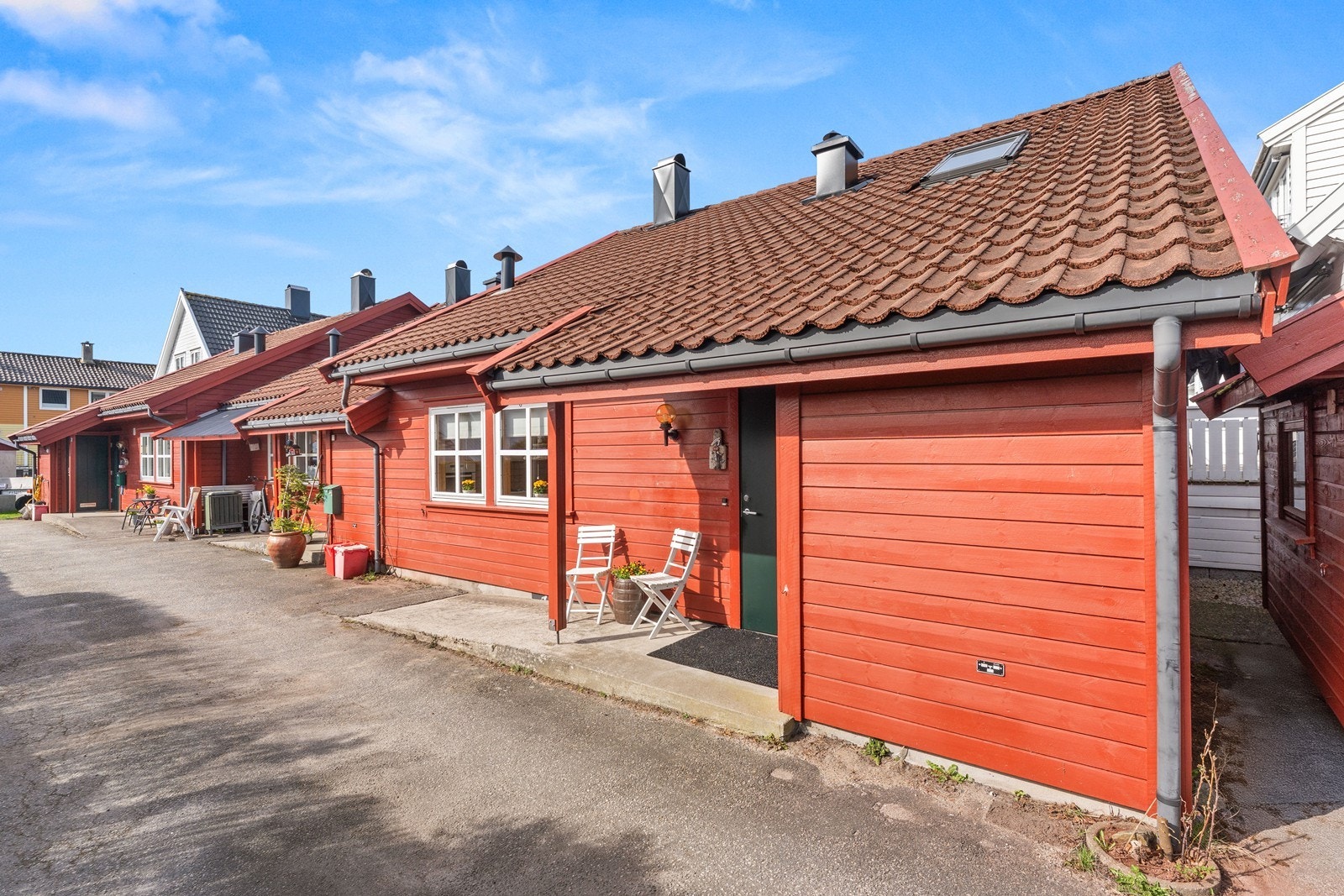 Parkering for boligen på høyre side - vedboden som står i dag vil bli fjernet Galleribilde