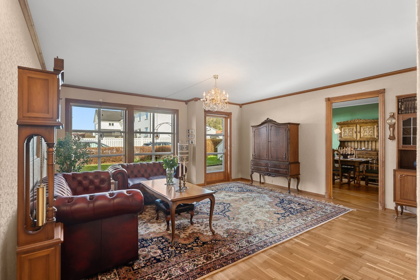 Lys stue med plass til å møblere i flere soner - utgang til terrassen direkte herfra Galleribilde