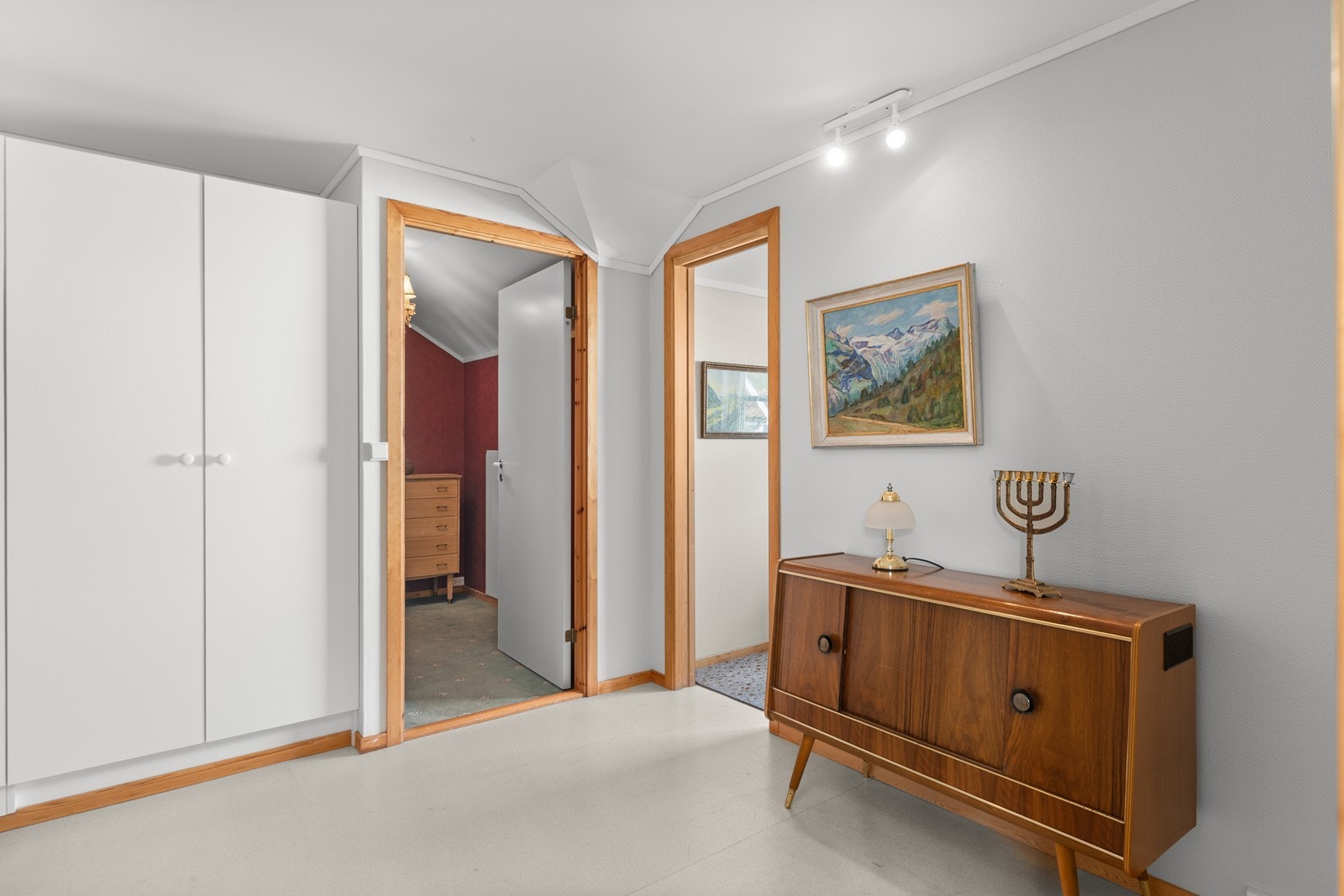 I 2. etg er et gang som leder til soverommene og toalettrommet - det er store kott og godt med skapplass i denne etasjen Galleribilde