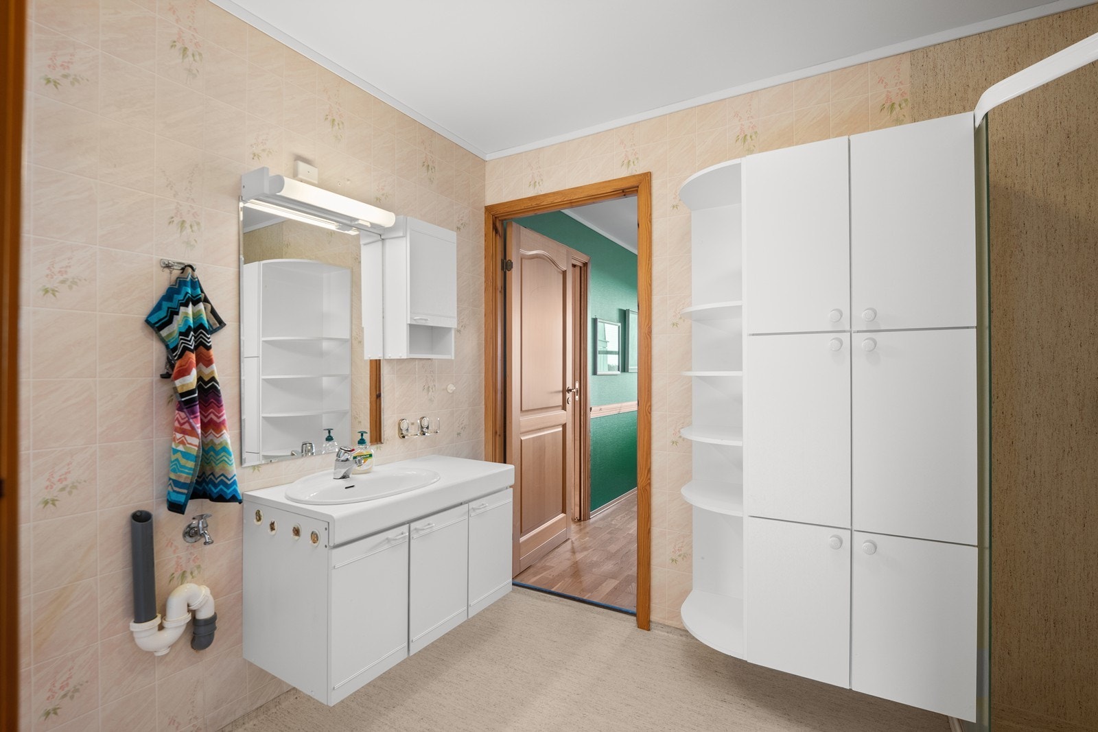 Badet ligger i tilknytning til soverommet nede og gangen Galleribilde