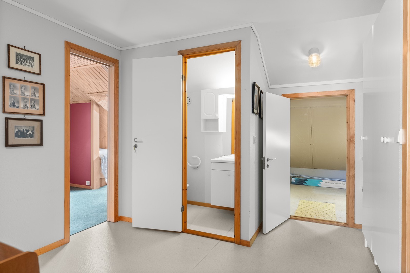 Inngang til hovedsoverom, toalett og et av de store kottene Galleribilde