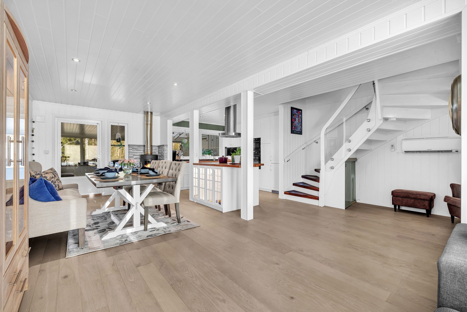 Videre inn i boligen igjen! Så kan vi se på mer utebilder etterpå. Galleribilde