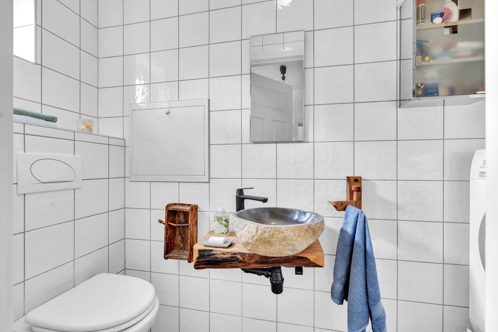 Videre er det avtrekksventil i himling, delvis synlige vannrør av typen fleksi og typen kobber fra veggpunkter for rør i rør system med stoppekraner, avløpsrør av typen pvc og fordelerskap for rør i rør system er plassert på vegg, ved toalett. Galleribilde