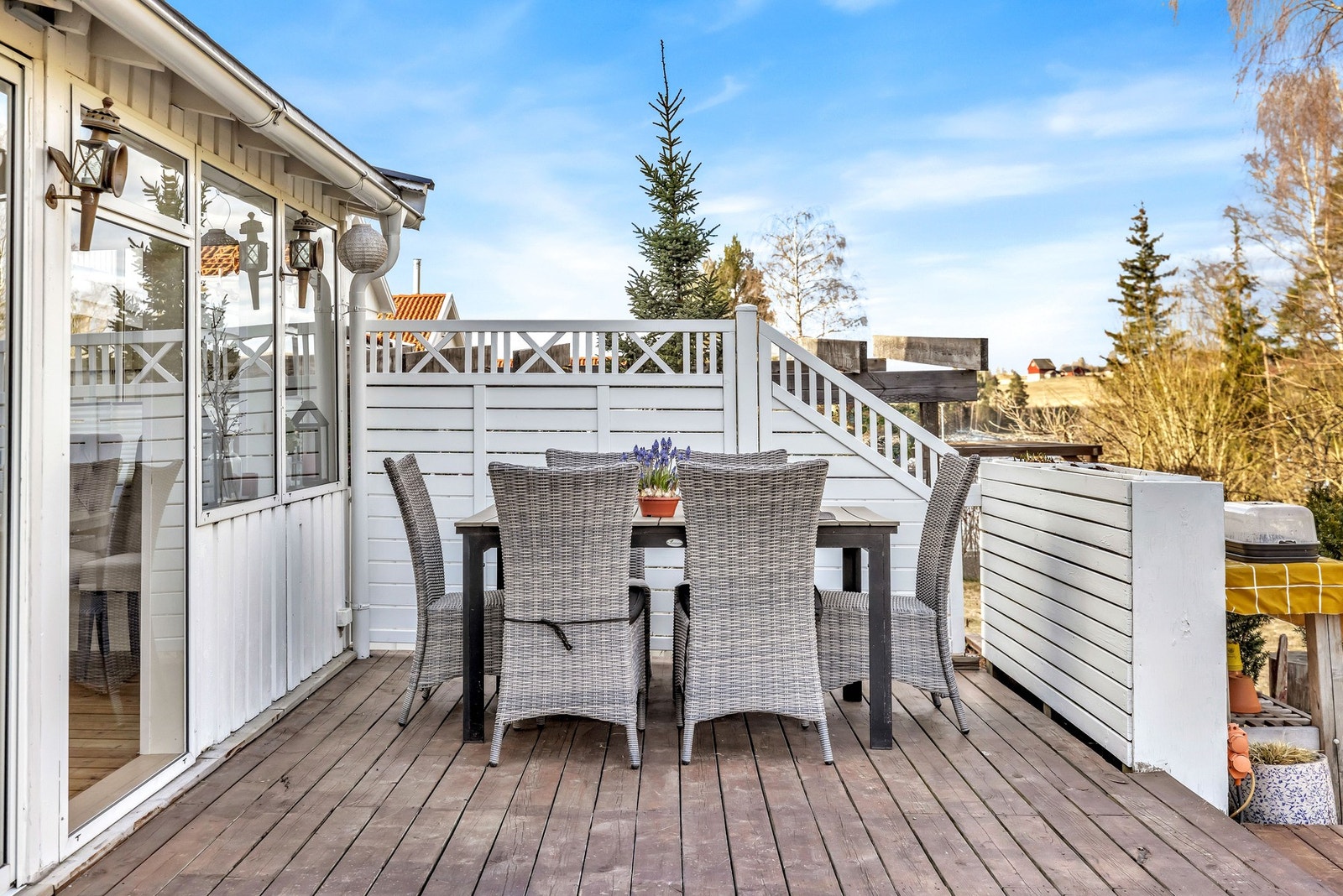 Videre fra vinterhagen er det terrasse på ca. 23 kvm og hage med supre solforhold! Galleribilde