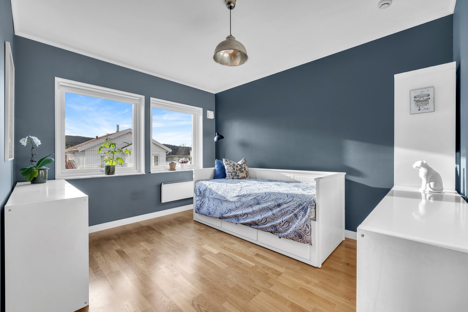 Soverom 2 og kontor/soverom har parkett på gulvet, blågrå malte vegger og hvit himling. På soverom 2 er det plass til seng med tilhørende møblement. Galleribilde