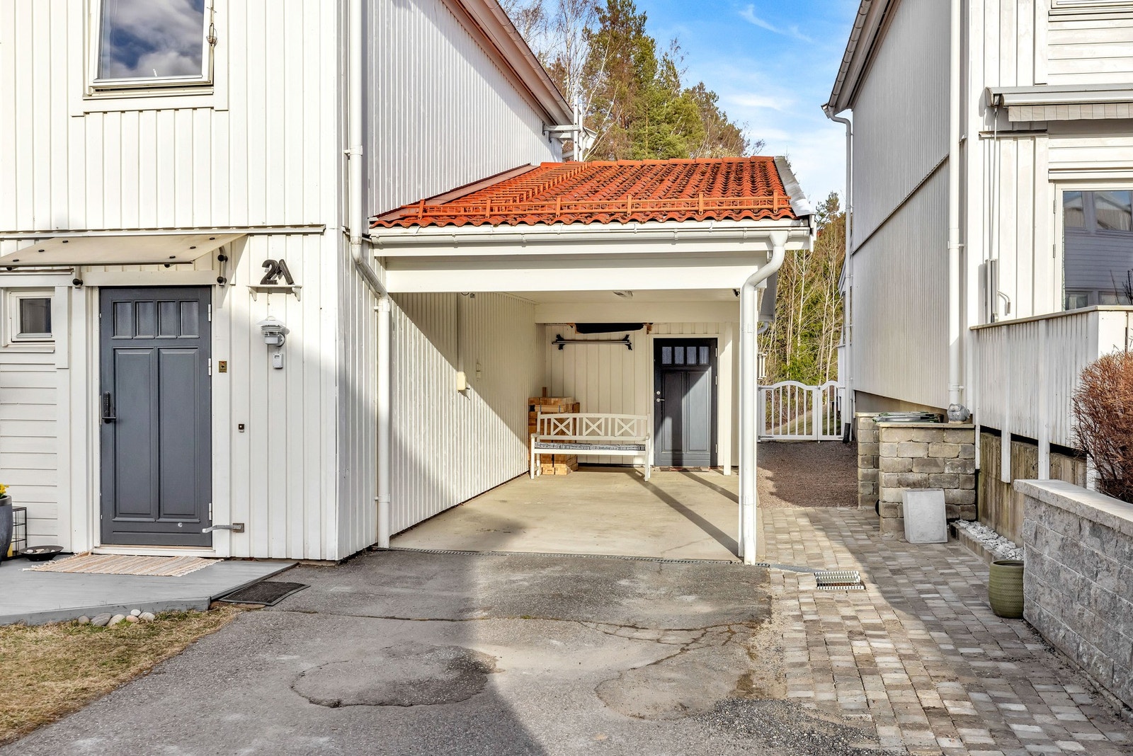 Parkering i carport og utvendig bod. Galleribilde