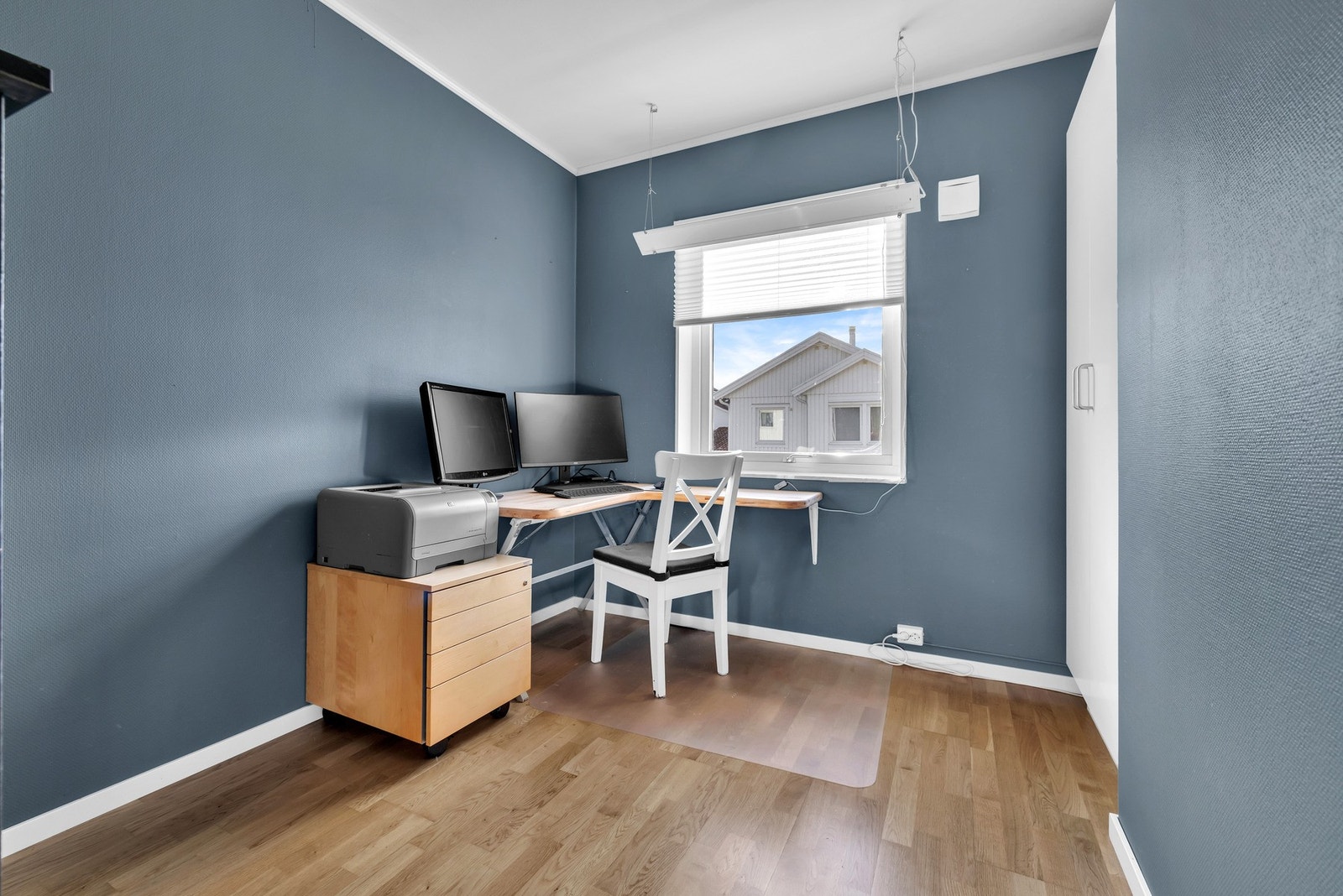 På Kontor/soverom er det garderobeskap med oppbevaringsmuligheter, og plass til skrivebord. Rommet passer også godt som gjesterom. Galleribilde