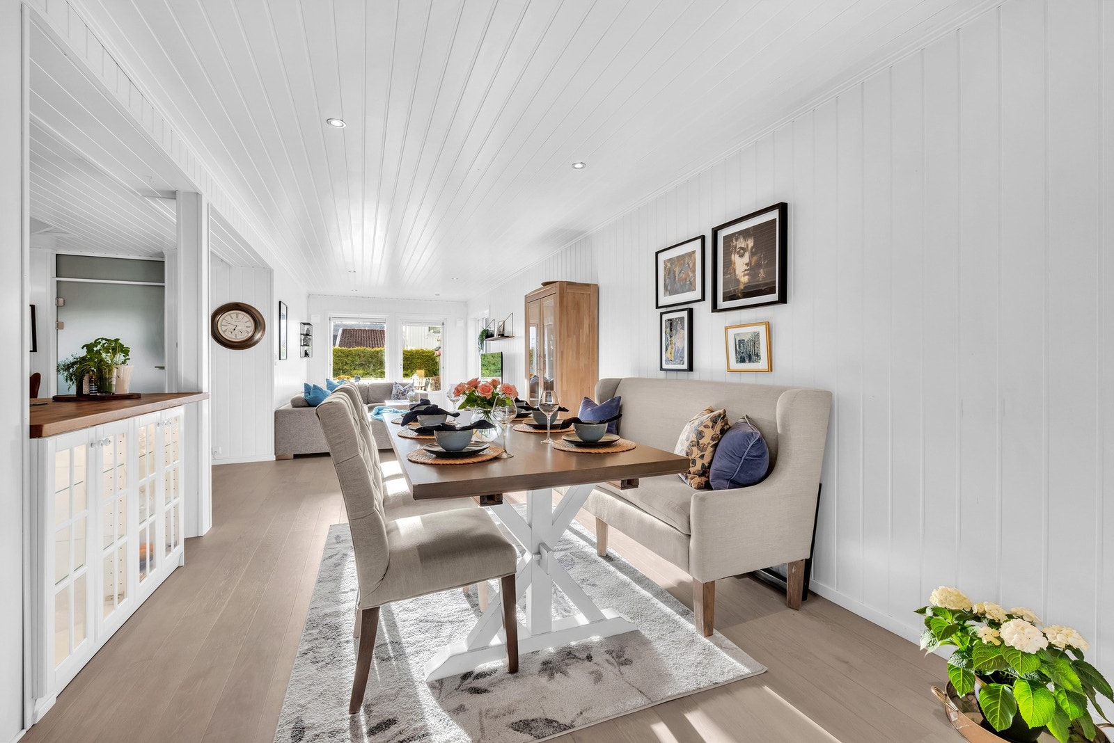 Med lys parkett på gulv og hvitmalte panelplater på vegger og himling får rommet en lys og åpen følelse. Galleribilde