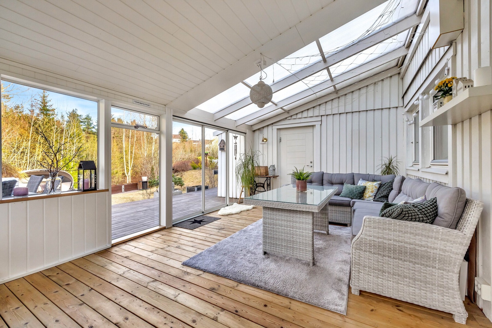Fra spisestuen er det adkomst ut til vinterhagen som er på ca. 22 kvm. Her er det god plass til utemøblement. Fra vinterhagen og carport er det adkomst til utvendig bod på ca. 16 kvm. Galleribilde