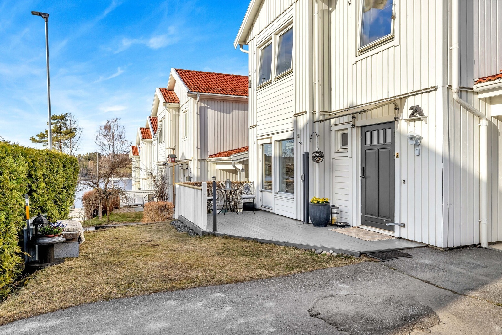 Dagligvarehandelen kan enkelt gjøres på Rema 1000, Kiwi, Coop Extra eller Bunnpris i Sørumsand sentrum, hvor du også finner klesbutikker, bokhandel, frisører, bakeri, caféer, vinmonopol, bibliotek, tannlege og fysioterapi. Galleribilde