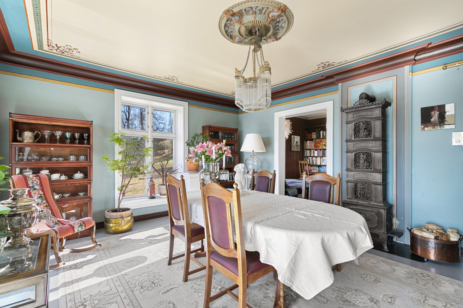 Den originale lysekronen i spisestuen medfølger boligen. Galleribilde