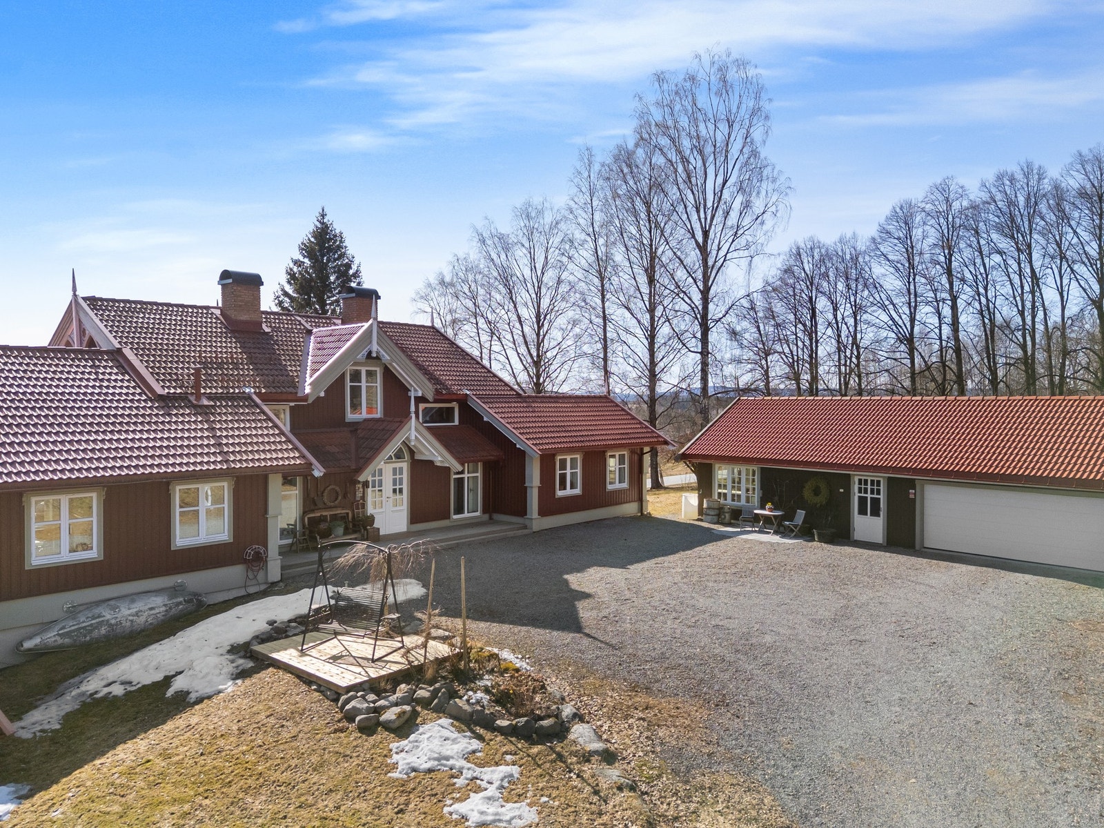 Det er svært gode parkeringsmuligheter på tomten med to dobbelgarasjer og stor gårdsplass. Galleribilde